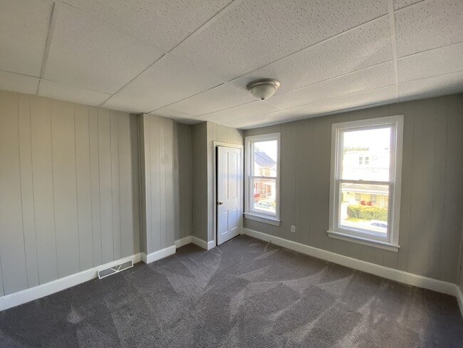 Building Photo - 556 S 2nd St