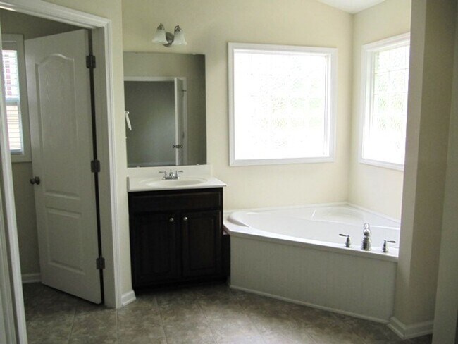 Building Photo - 3160 Landing Falls Ln