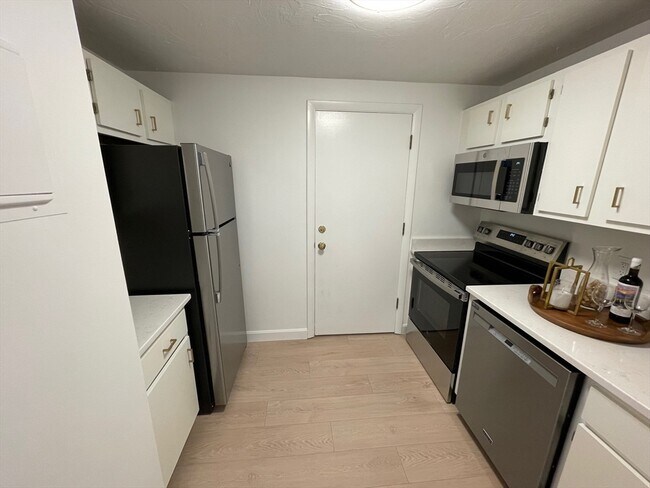 Building Photo - 16 Erick Rd