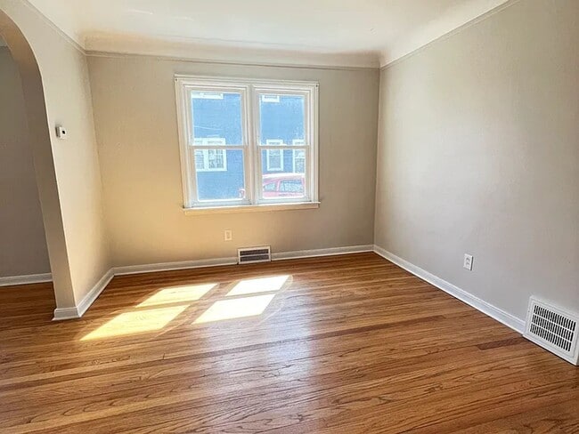 Building Photo - Walking Distance from Downtown!!!