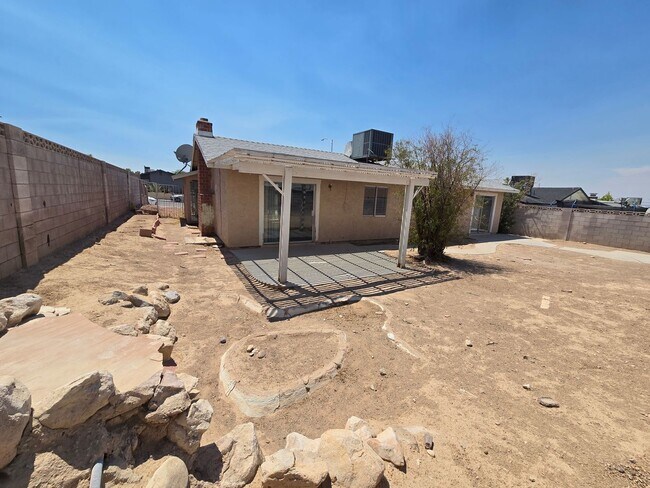 Building Photo - 3 Bedroom Home off of Hollywood– Now Offer...