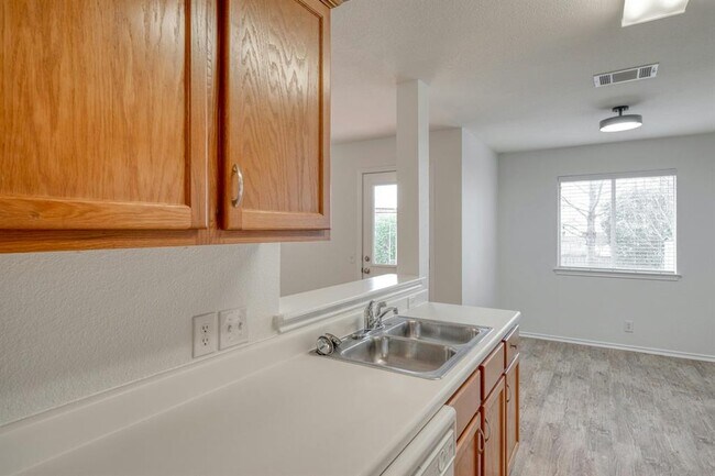 Building Photo - 104 Pinnacle Dr