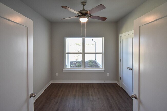 Building Photo - 4BR/2BA Farmington Home!