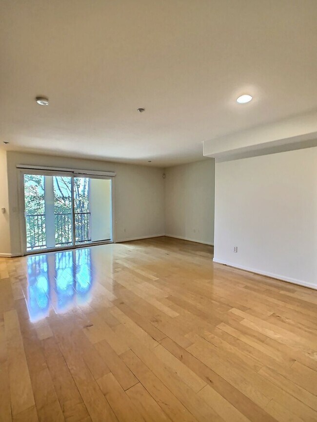 Building Photo - 2 Bedroom Townhouse in Southwest San Jose with Garage