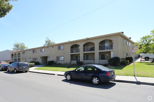Building Photo - East Bay Blvd