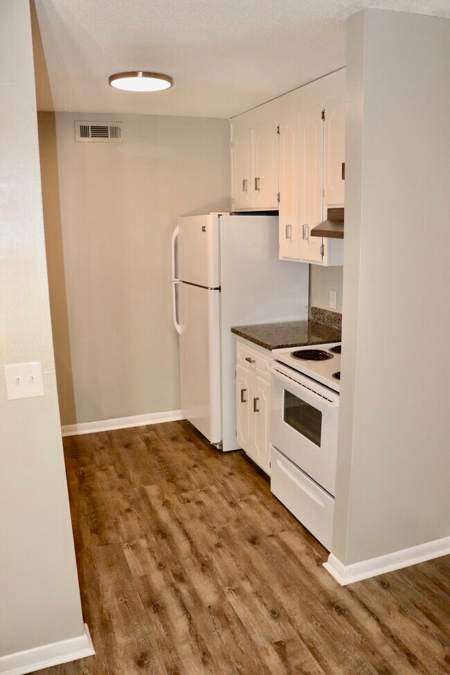 Building Photo - 300 Apache Dr