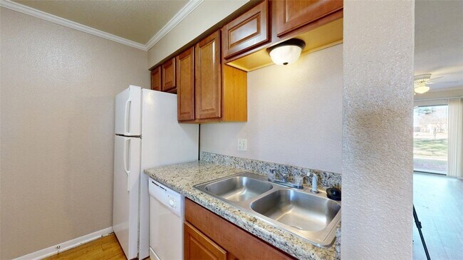 Building Photo - 904 University Oaks Blvd