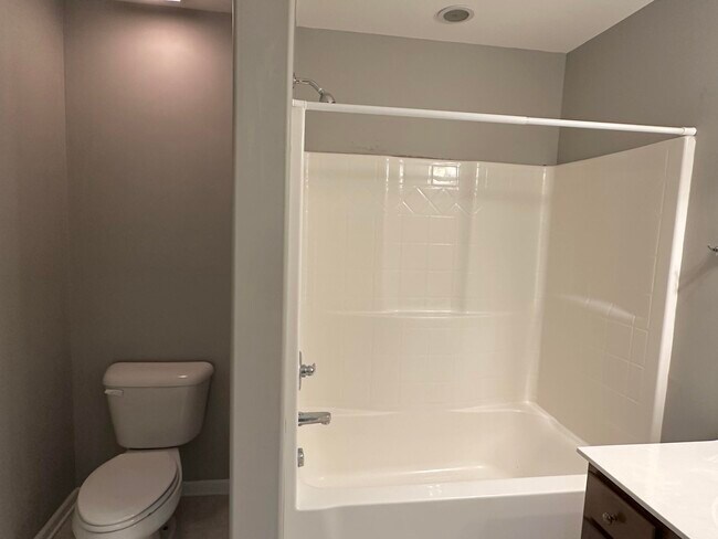 Building Photo - 3804 Pinecrest Way