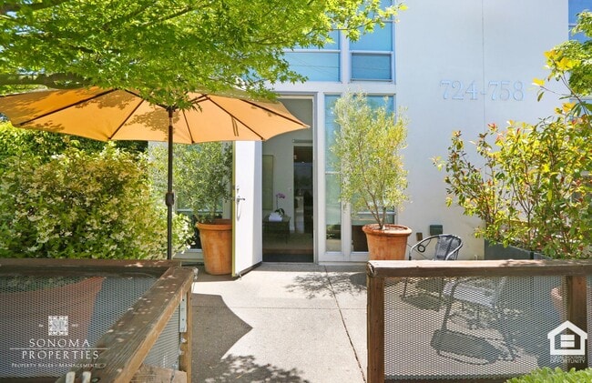 Building Photo - Modern 1BD/2BA Loft Just Minutes from Down...