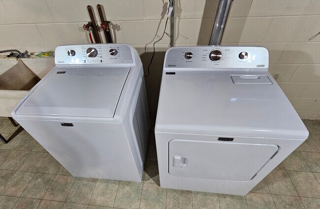 Building Photo - 1479 Redfield St