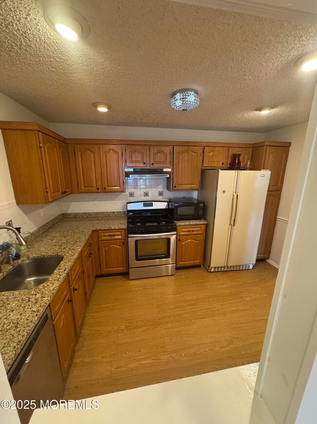 Building Photo - 320 Tulip Ln