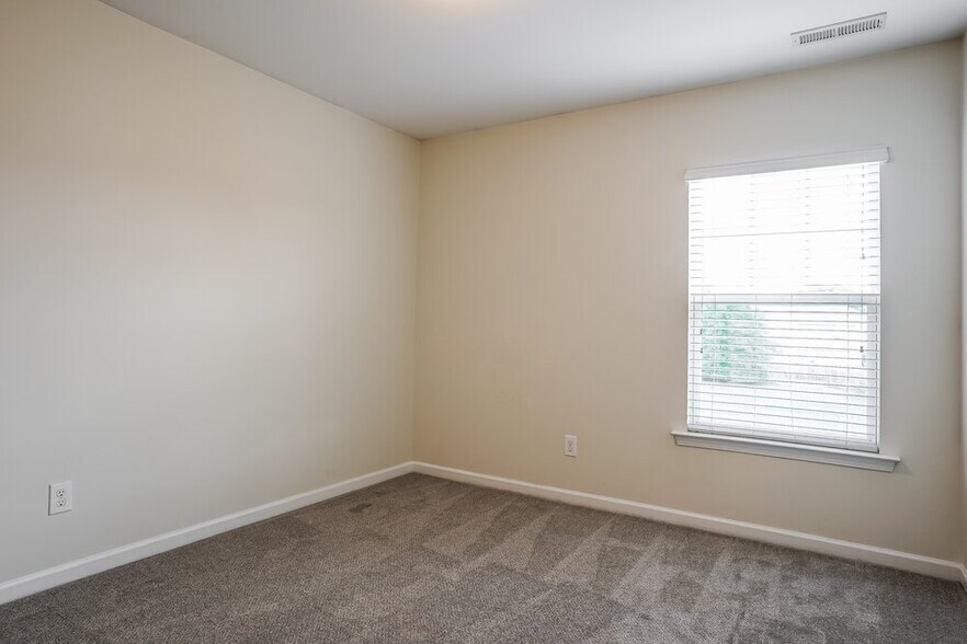 Building Photo - 645 Smith Ridge Way
