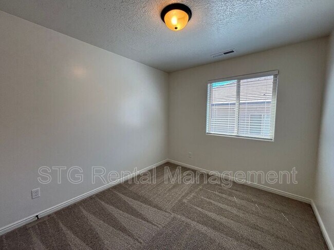 Building Photo - 2801 E 450 N