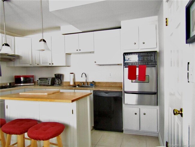 Building Photo - 702 E Broadway