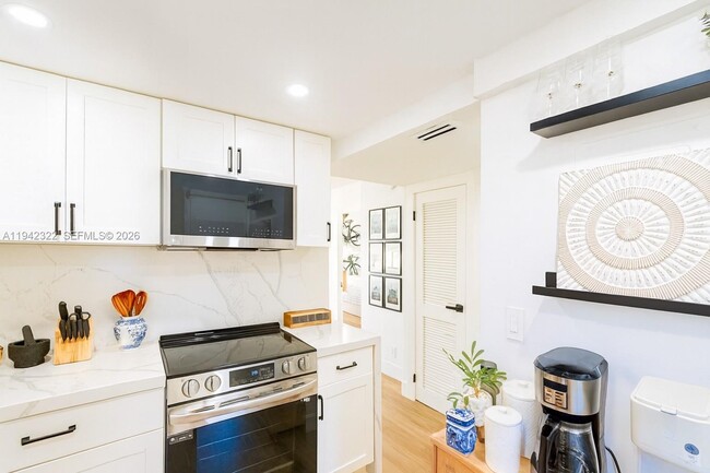 Building Photo - 3401 N Country Club Dr