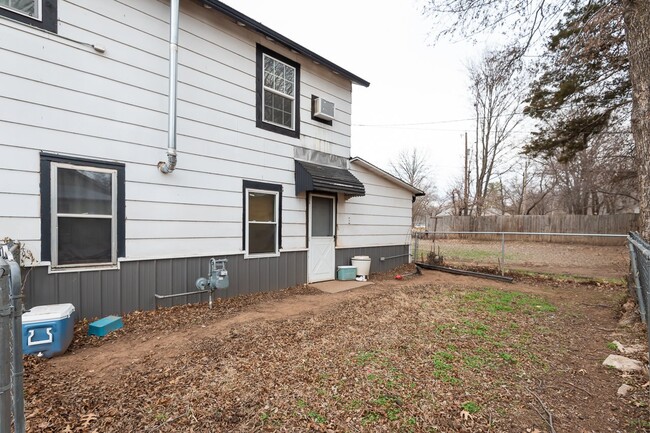 Building Photo - "Charming 2-Bed Duplex in Stillwater!"