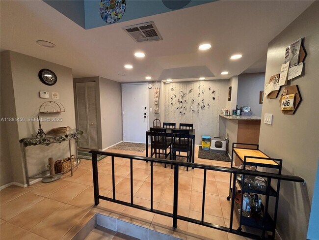 Building Photo - 3650 Inverrary Dr