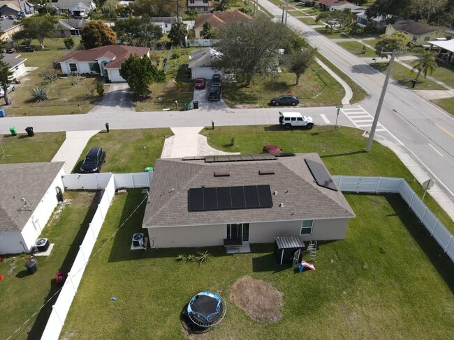 Building Photo - 402 NE Mainsail St