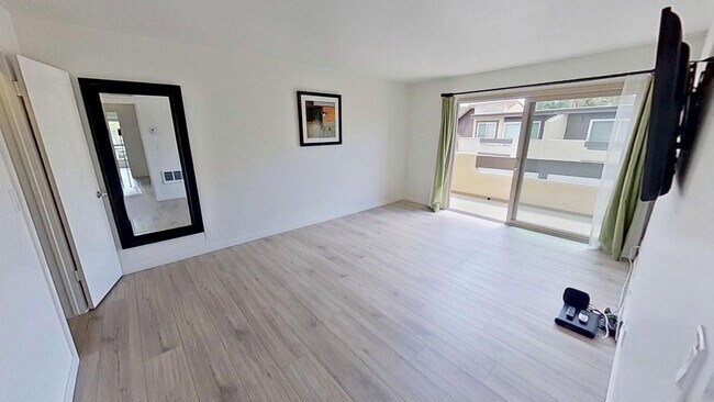 Building Photo - Spacious 3 bed / 2 bath in the More Mesa area