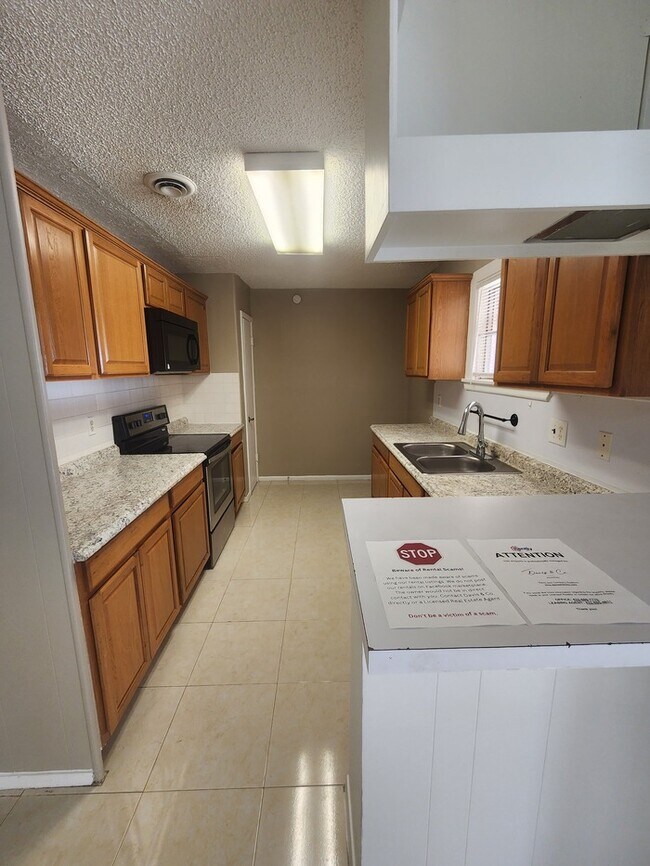 Building Photo - 3 bed 2 bath home