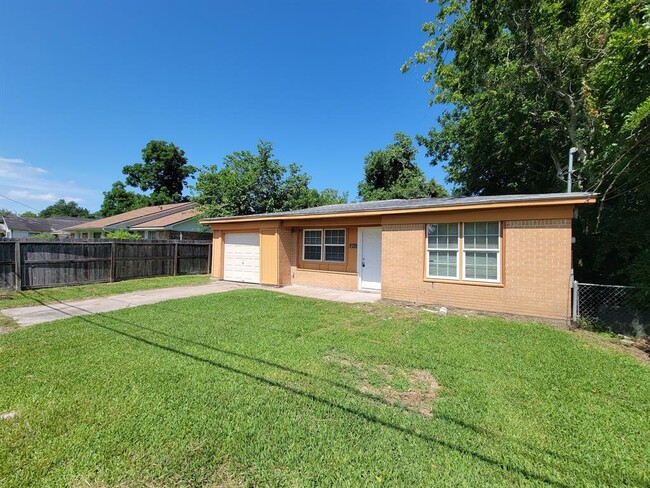 Building Photo - 206 Hemphill St