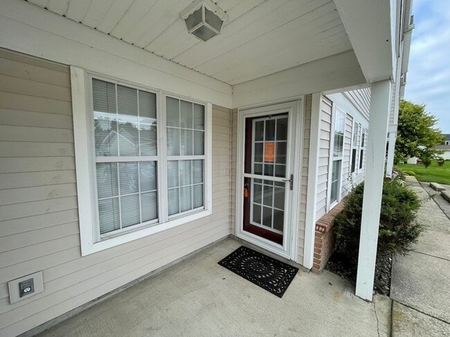 Building Photo - Lake Bella Vista Townhome Rockford
