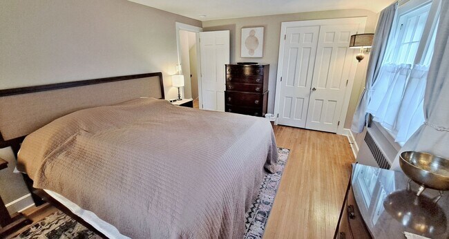 Building Photo - Fully Furnished 4 Bed / 1-1/2 Bath Single Family Home w/2 Car Garage