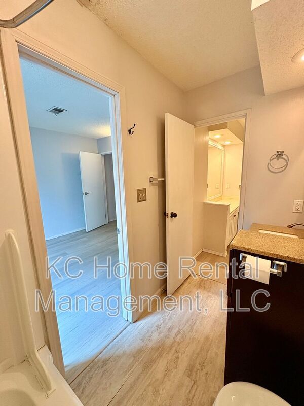 Building Photo - 8027 N Stoddard Ave
