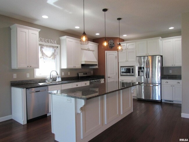 Building Photo - 405 E Palace Row