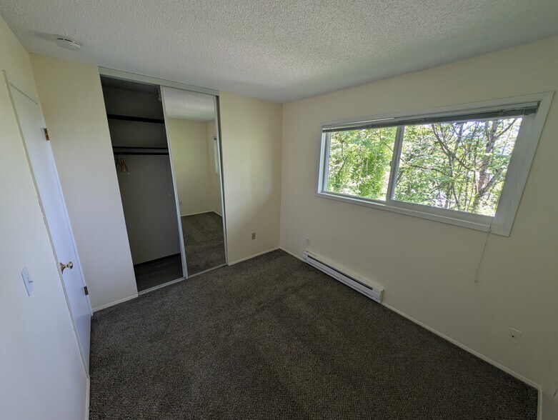 Small bedroom - 934 SW Caldew Dr
