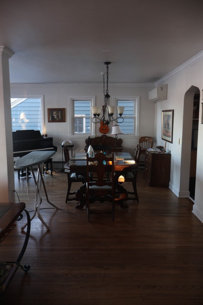 Building Photo - 637 S Shore Dr