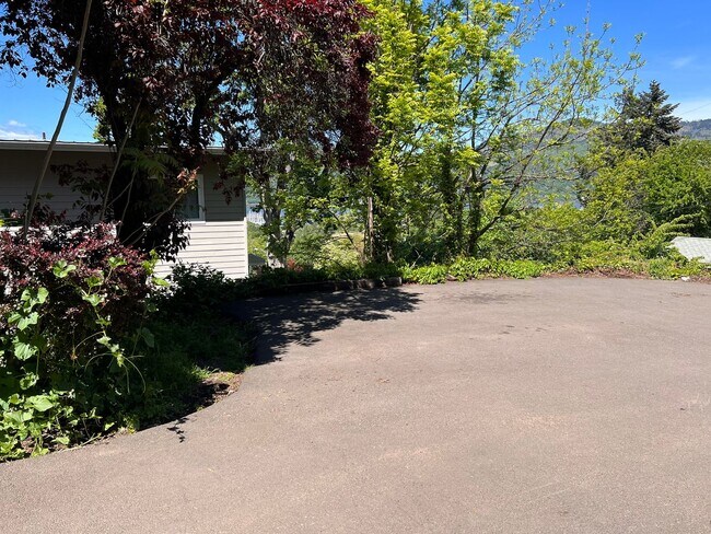 Building Photo - 2 Bedroom Duplex For Rent In Hood River