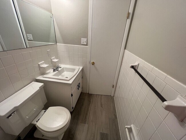 Building Photo - Charming 2Bed/1Bath Duplex