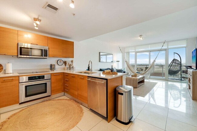 Building Photo - 3256 NE 1st Ave