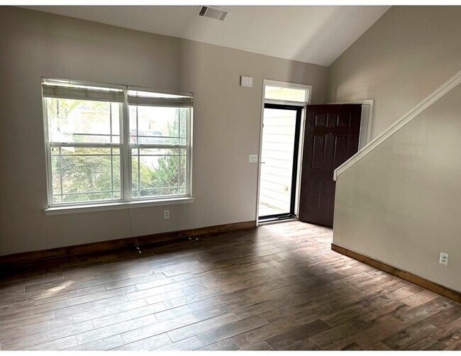 Building Photo - 140 Oakmont Dr