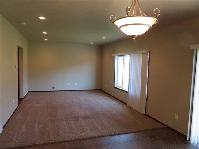 Building Photo - 3 Bedroom Townhome!