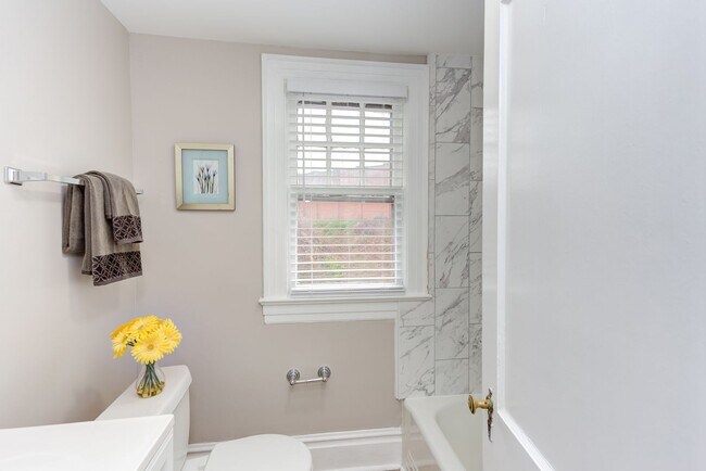 Building Photo - Available Now - Adorable and Spacious!  2 ...