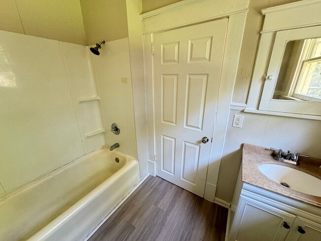 Building Photo - Nice 3 bedroom 1 bathroom House
