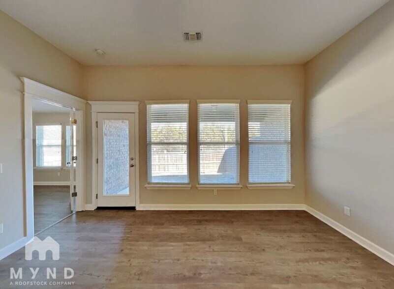 Building Photo - 1001 Merlin Dr