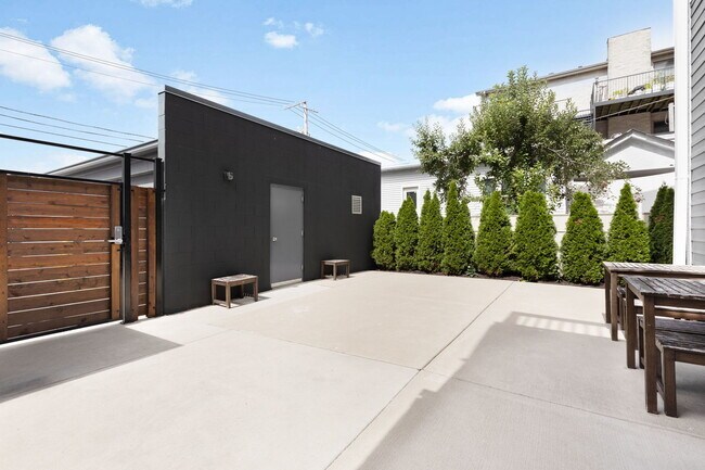 Building Photo - 7314 N Claremont Ave