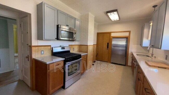 Building Photo - 837 SE Blakeley Ave