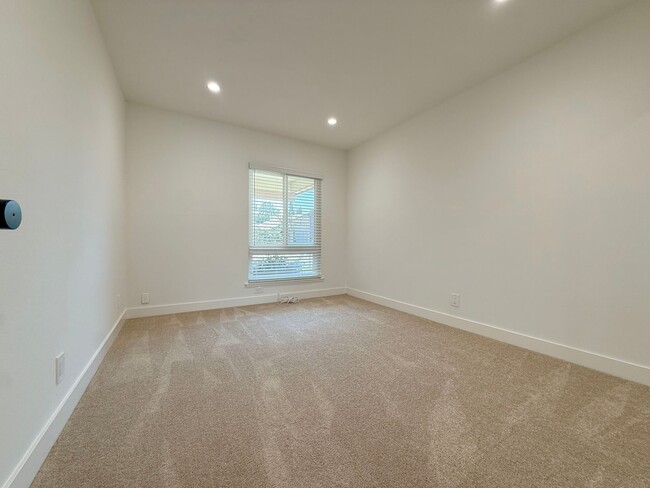 Building Photo - Greenbrook Estate Home