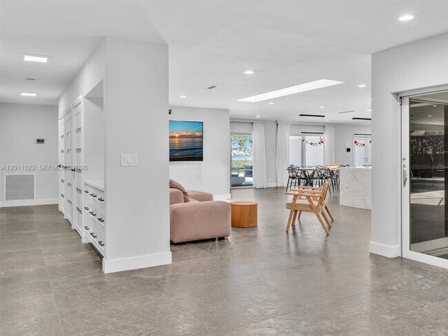 Building Photo - 840 S Southlake Dr