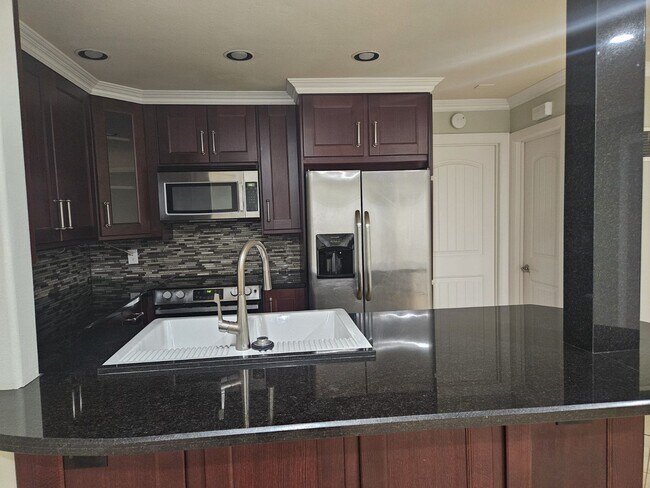 Building Photo - Beautifully renovated 2 bedroom 2 bath One car parking stall Laundry room onsite Courtyard Gated ...