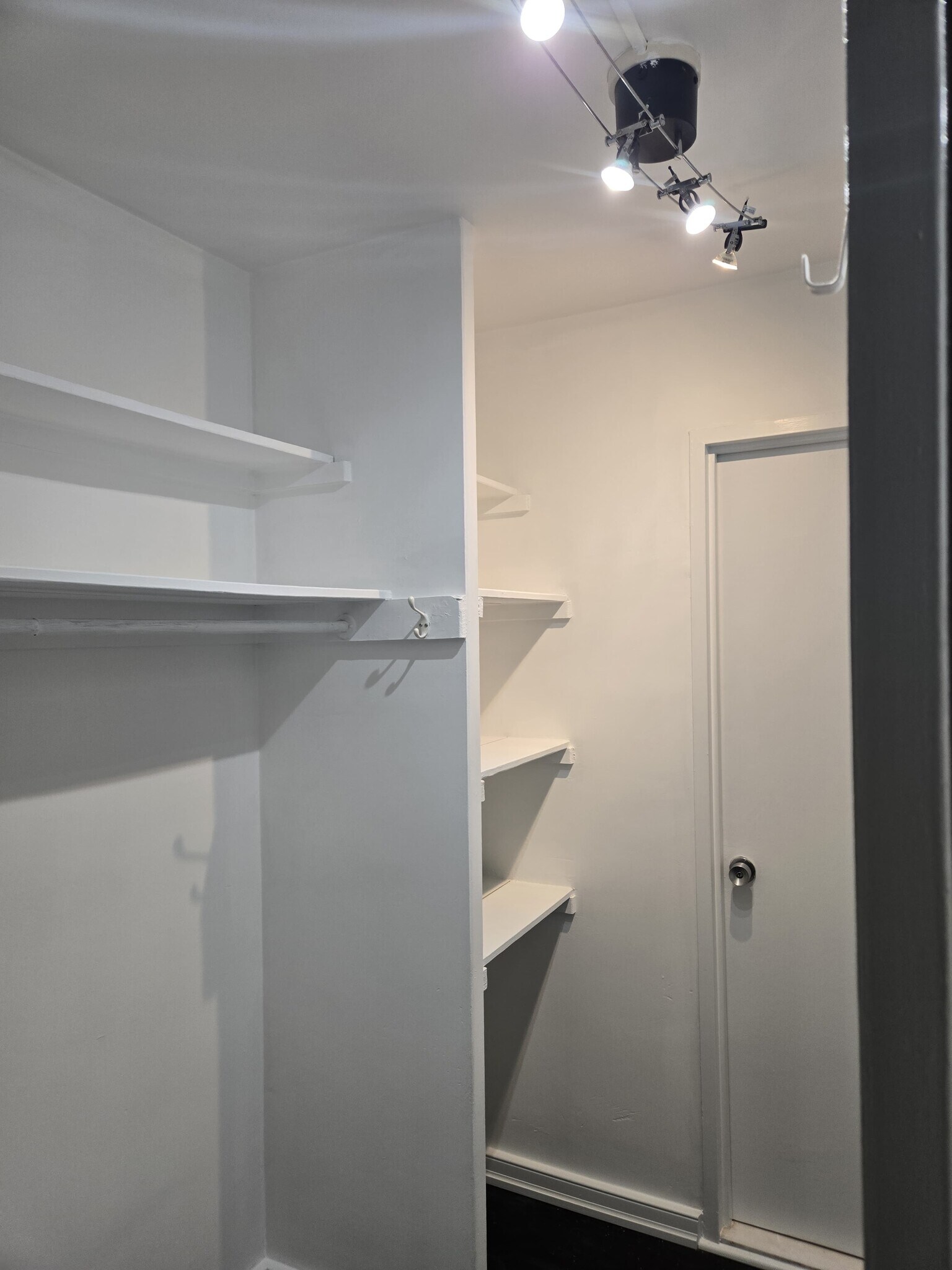 Building Photo - 1330 New Hampshire Ave NW