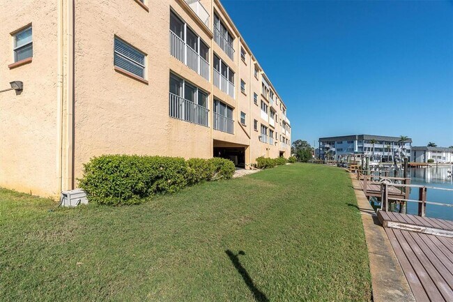 Building Photo - 175 116th Ave