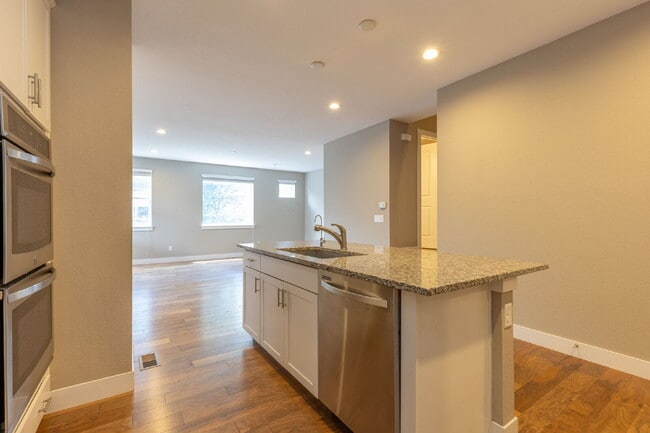 Building Photo - 6bd/4.5 bath home in Southwest Longmont!