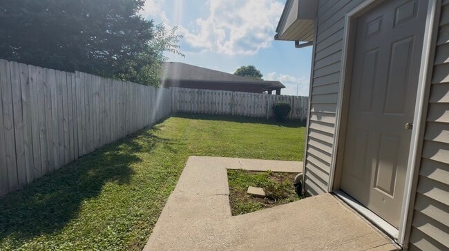 Building Photo - 1016 Champion Dr