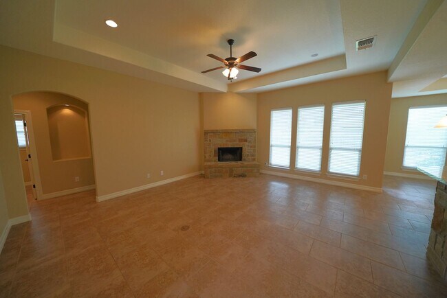 Building Photo - Beautiful Selma Living. Realtor Commission: $500