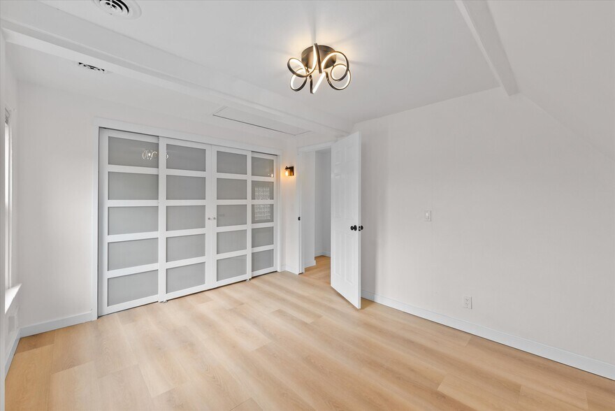Building Photo - 2026 E Kenilworth Pl